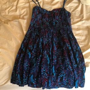 Dress w buttons down middle at the top, pockets